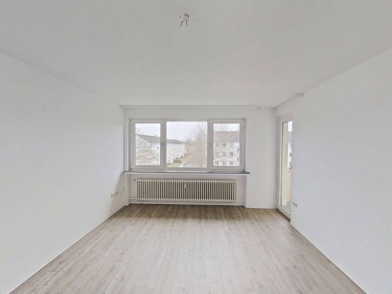 **Große 4-Zimmer-Wohnung mit BALKON und viel Platz für jedes Familienmitglied**
